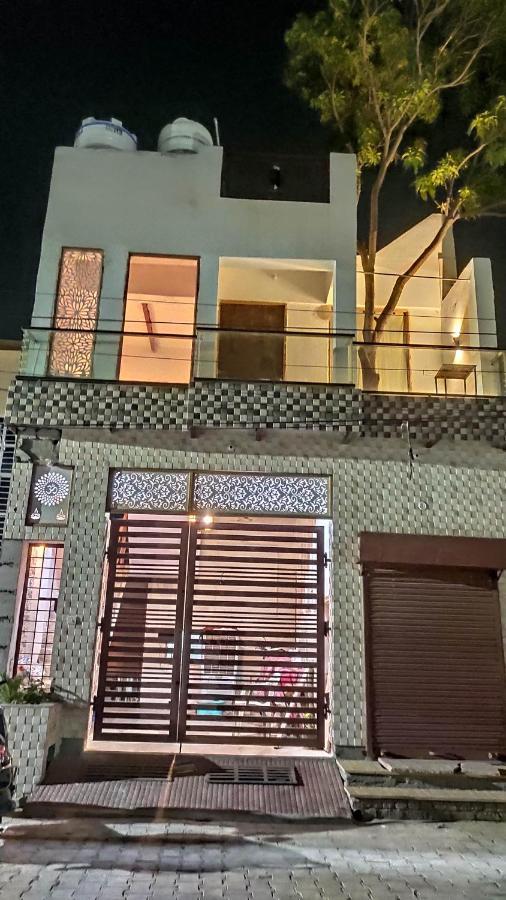 Ira Homestay Mathura - Divine Spiritual Stay エクステリア 写真